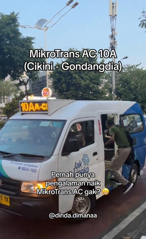 Pintu Buka Tutup Otomatis hingga Punya AC, Momen Wanita Naik Angkot Modern di Jakarta Ini Curi Perhatian