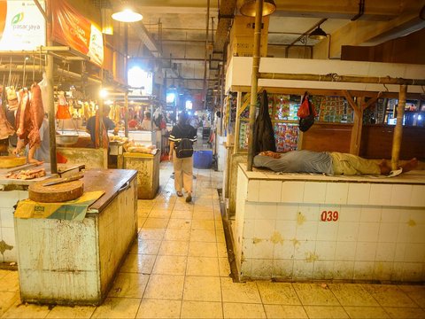 FOTO: Situasi Pasar Senen Sepi Akibat Deflasi, Pedagang Lebih Banyak Tidur