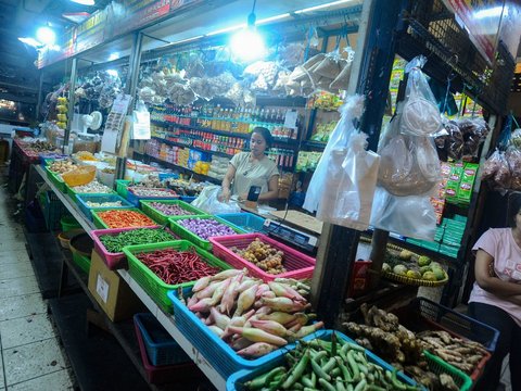 FOTO: Situasi Pasar Senen Sepi Akibat Deflasi, Pedagang Lebih Banyak Tidur