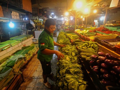 FOTO: Situasi Pasar Senen Sepi Akibat Deflasi, Pedagang Lebih Banyak Tidur