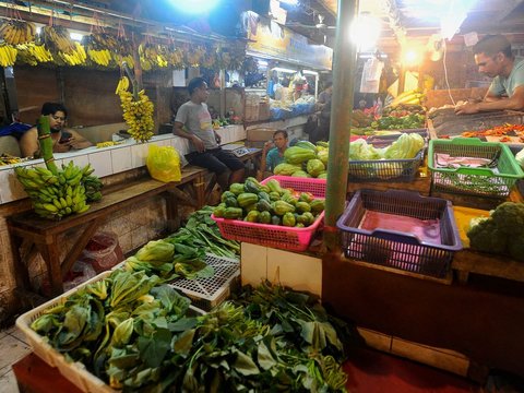 FOTO: Situasi Pasar Senen Sepi Akibat Deflasi, Pedagang Lebih Banyak Tidur