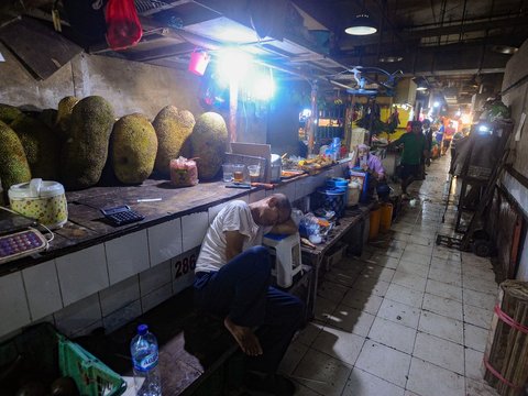 FOTO: Situasi Pasar Senen Sepi Akibat Deflasi, Pedagang Lebih Banyak Tidur