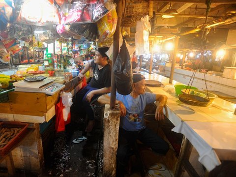 FOTO: Situasi Pasar Senen Sepi Akibat Deflasi, Pedagang Lebih Banyak Tidur