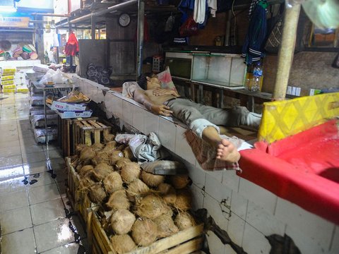 FOTO: Situasi Pasar Senen Sepi Akibat Deflasi, Pedagang Lebih Banyak Tidur