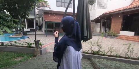 9 Potret Halaman Rumah Rano Karno yang Luas, Ada Kolam Renang - Oplet Legendaris Film SI DOEL Bikin Nostalgia