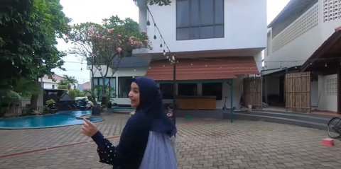 9 Potret Halaman Rumah Rano Karno yang Luas, Ada Kolam Renang - Oplet Legendaris Film SI DOEL Bikin Nostalgia
