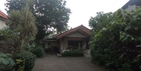 9 Potret Halaman Rumah Rano Karno yang Luas, Ada Kolam Renang - Oplet Legendaris Film SI DOEL Bikin Nostalgia