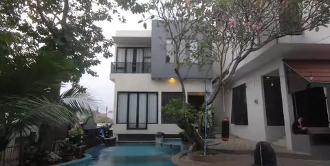 9 Potret Halaman Rumah Rano Karno yang Luas, Ada Kolam Renang - Oplet Legendaris Film SI DOEL Bikin Nostalgia