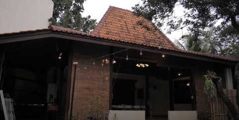 9 Potret Halaman Rumah Rano Karno yang Luas, Ada Kolam Renang - Oplet Legendaris Film SI DOEL Bikin Nostalgia