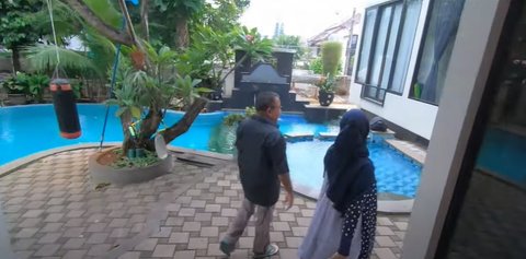 9 Potret Halaman Rumah Rano Karno yang Luas, Ada Kolam Renang - Oplet Legendaris Film SI DOEL Bikin Nostalgia