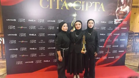 Widi (kiri) dan Marsya beraksi di Soundsfest Experience di Ballroom Kuningan City P6, Sabtu (22/6). (Liputan6.com/Angga Yuniar)