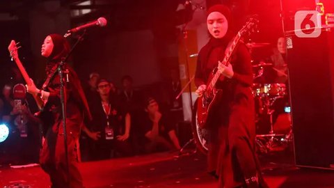 Widi (kiri) dan Marsya beraksi di Soundsfest Experience di Ballroom Kuningan City P6, Sabtu (22/6). (Liputan6.com/Angga Yuniar)