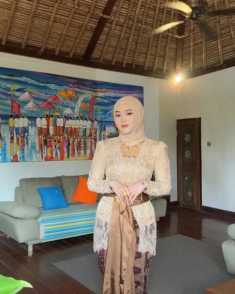 Melihat beda pesona Putri Delina dalam dua look berbeda (@putridelina)