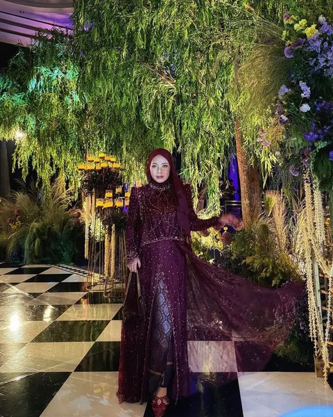 Melihat beda pesona Putri Delina dalam dua look berbeda (@putridelina)