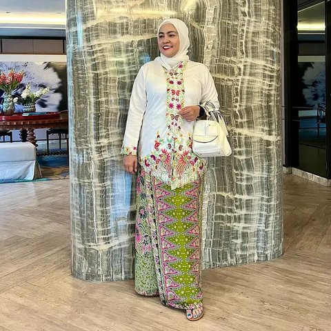 Melihat beda pesona Putri Delina dalam dua look berbeda (@putridelina)