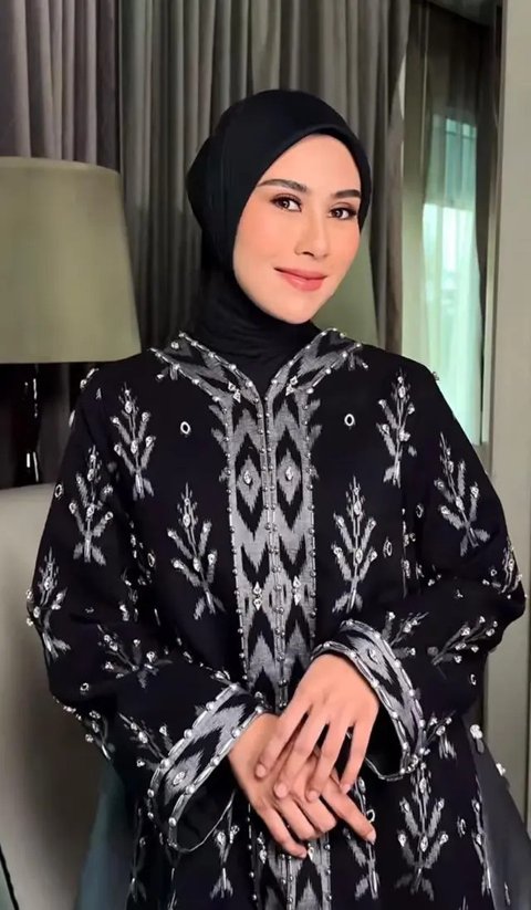 Melihat beda pesona Putri Delina dalam dua look berbeda (@putridelina)