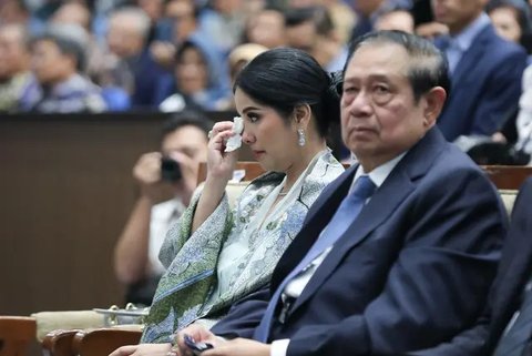 Salah satu yang bahagia saat Agus Yudhoyono meraih gelar Doktor berstatus cumlaude adalah Annisa Pohan. Ia menantang AHY jadi dosen, berbagi ilmu. (Foto: Dok. Instagram @annisayudhoyono)