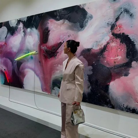 Lihat di sini pilihan outfit Raline Shah saat pergi ke art gallery yang bisa jadi inspirasi. [IG: @ralineshah].