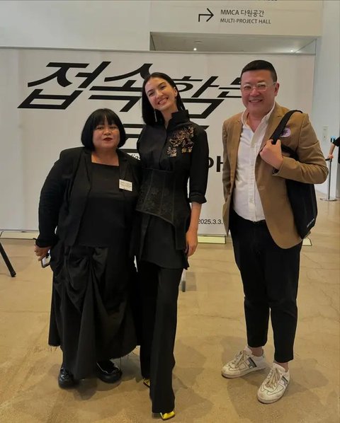 Lihat di sini pilihan outfit Raline Shah saat pergi ke art gallery yang bisa jadi inspirasi. [IG: @ralineshah].