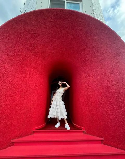 Lihat di sini pilihan outfit Raline Shah saat pergi ke art gallery yang bisa jadi inspirasi. [IG: @ralineshah].