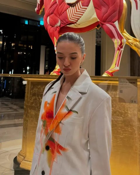 Lihat di sini pilihan outfit Raline Shah saat pergi ke art gallery yang bisa jadi inspirasi. [IG: @ralineshah].