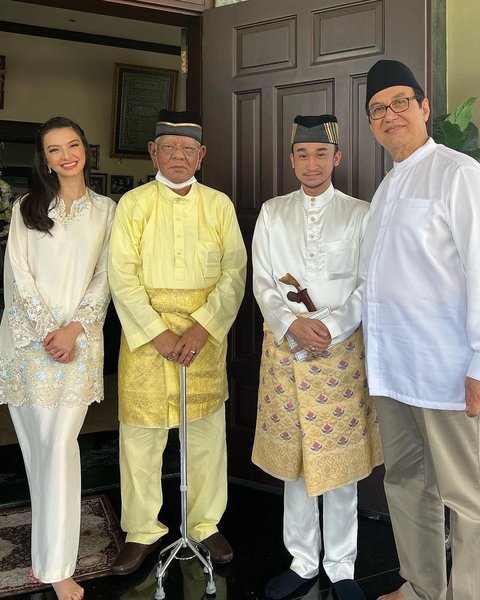 Meski tak diketahui seperti apa baguan depan rumahnya, namun rumah ini rupanya jadi area berkumpul keluarga besar.