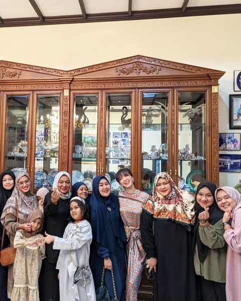 Tak hanya memiliki dimensi interior yang cukup lega. Rumah ini juga memiliki pekarangan yang luas.