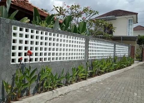 Ilustrasi pagar rumah minimalis. (Pexels.com/Maria Orlova)