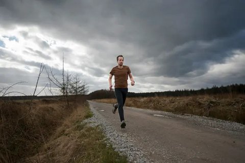 Ilustrasi lari marathon. (Copyright Freepik/gpointstudio)