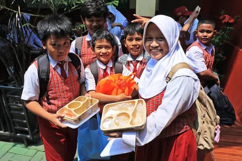 Pembiasaan Makan Bergizi Gratis di SD Negeri Parung Serab, Kecamatan Ciledug, Senin, (09/9/2024).