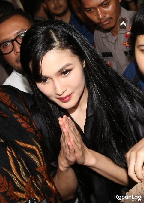 8 Foto Sandra Dewi Menyangkal Bahwa 141 Emas yang Disita oleh Kejaksaan Berasal dari Harvey Moeis