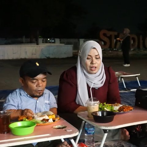 27 Tahun Bersama, Ucok Baba Ajak Sang Istri Makan Pecel Ayam di Pinggir Jalan Begitu Romantis