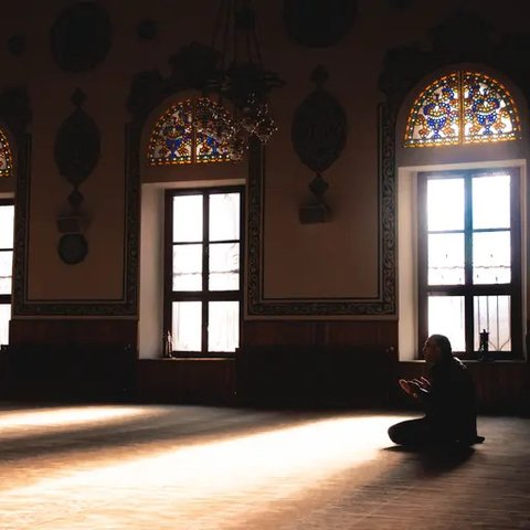 Ilustrasi muslim salat, duha. (Foto oleh Alena Darmel: https://www.pexels.com/id-id/foto/pria-orang-dalam-ruangan-muslim-8164381/)