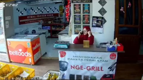 Viral Aksi Maling Berhasil Curi Dompet di Toko Makanan, Aksinya Terekam CCTV