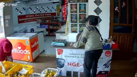 Viral Aksi Maling Berhasil Curi Dompet di Toko Makanan, Aksinya Terekam CCTV