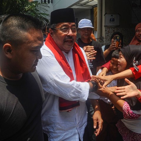 Calon wakil gubernur Jakarta nomor urut 3, Rano Karno, saat melakukan kampanye Pilkada DKI di lenteng Agung, Jakarta Selatan, Kamis (26/09/2024). Dalam kesempatan ini si Doel disambut atraksi kesenian Betawi palang Pintu.