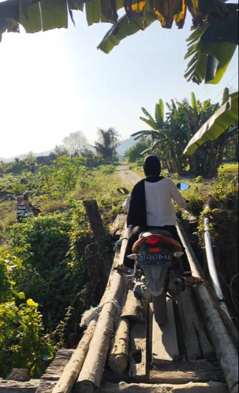 Ekstrim Parah, Aksi Pemotor Wanita Lewati Jembatan Kayu Ini Bikin Ngeri Warganet
