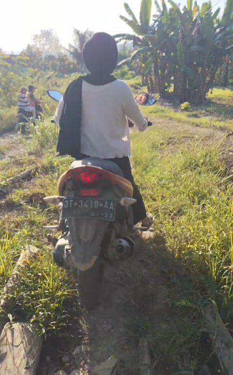 Ekstrim Parah, Aksi Pemotor Wanita Lewati Jembatan Kayu Ini Bikin Ngeri Warganet
