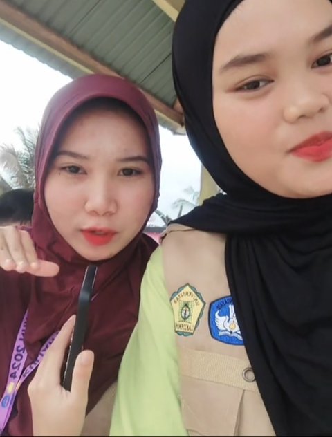 Ekstrim Parah, Aksi Pemotor Wanita Lewati Jembatan Kayu Ini Bikin Ngeri Warganet