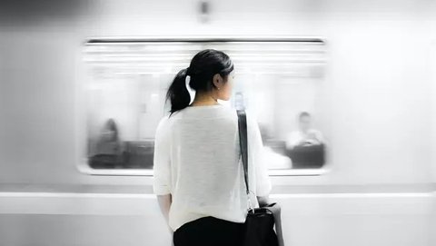 Ilustrasi kesepian, diam, sendiri. (Photo by Eutah Mizushima on Unsplash)