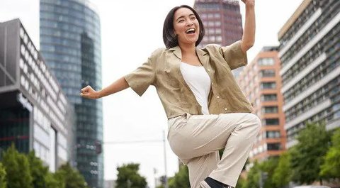 Ilustrasi bahagia, gerak, wanita, positif. (Freepik)