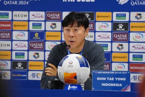 Pelatih Timnas Indonesia, Shin Tae-yong didampingi manajer tim, Sumardji jelang dimulainya laga menghadapi Filipina pada laga terakhir Grup F putaran kedua kualifikasi Piala Dunia 2026 Zon