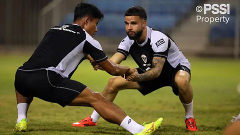 Pelatih Timnas Indonesia, Shin Tae-yong didampingi manajer tim, Sumardji jelang dimulainya laga menghadapi Filipina pada laga terakhir Grup F putaran kedua kualifikasi Piala Dunia 2026 Zon