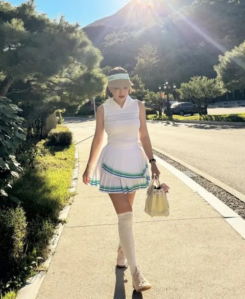 Gemar berloahraga, outfit Shandy Aulia curi perhatian. Kali ini, ia tampil dengan outfit golf lengkap dengan tas Hermes yang dijinjing. [Foto: Instagram/ Shandy Aulia]