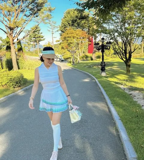 Ia juga tampak mengenakan visor daru Christian Dior yang begitu mewah. [Foto: Instagram/ Shandy Aulia]