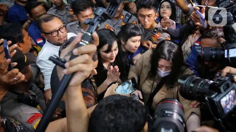 Sandra Dewi disebut-sebut menerima uang melalui rekeningnya yang ditransfer dari rekening PT Quantum Skyline Exchange, Kristiyono, dan PT Refined Bangka Tin pada periode tahun 2018-2023. (Lip