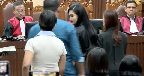 Sandra Dewi disebut-sebut menerima uang melalui rekeningnya yang ditransfer dari rekening PT Quantum Skyline Exchange, Kristiyono, dan PT Refined Bangka Tin pada periode tahun 2018-2023. (Lip