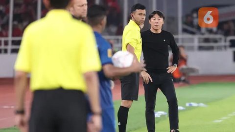 Sayangnya, pertandingan ke-50 Shin Tae-yong dinodai dengan keputusan kontroversial wasit Ahmed Al Kaf yang merugikan Timnas Indonesia. Kemenangan 2-1 Skuad Garuda melayang begitu saja ketika sang wasit tak kunjung meniup peluit tanda berakhirnya pertandingan meski injury time melebihi waktu yang ditentukan. (Bola.com/Abdul Aziz)