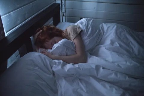 Ilustrasi tidur telentang. (c) Marcus Aurelius/Pexels.com
