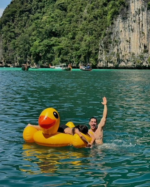 Salah satu destinasi yang dikunjungi oleh Nana Mirdad, yang lahir pada 14 Maret 1985, adalah Phi Phi Islands, yang terkenal dengan pasir putih dan air jernihnya.<br>